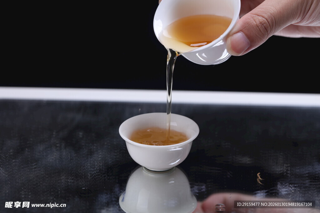 手斟香茗入杯
