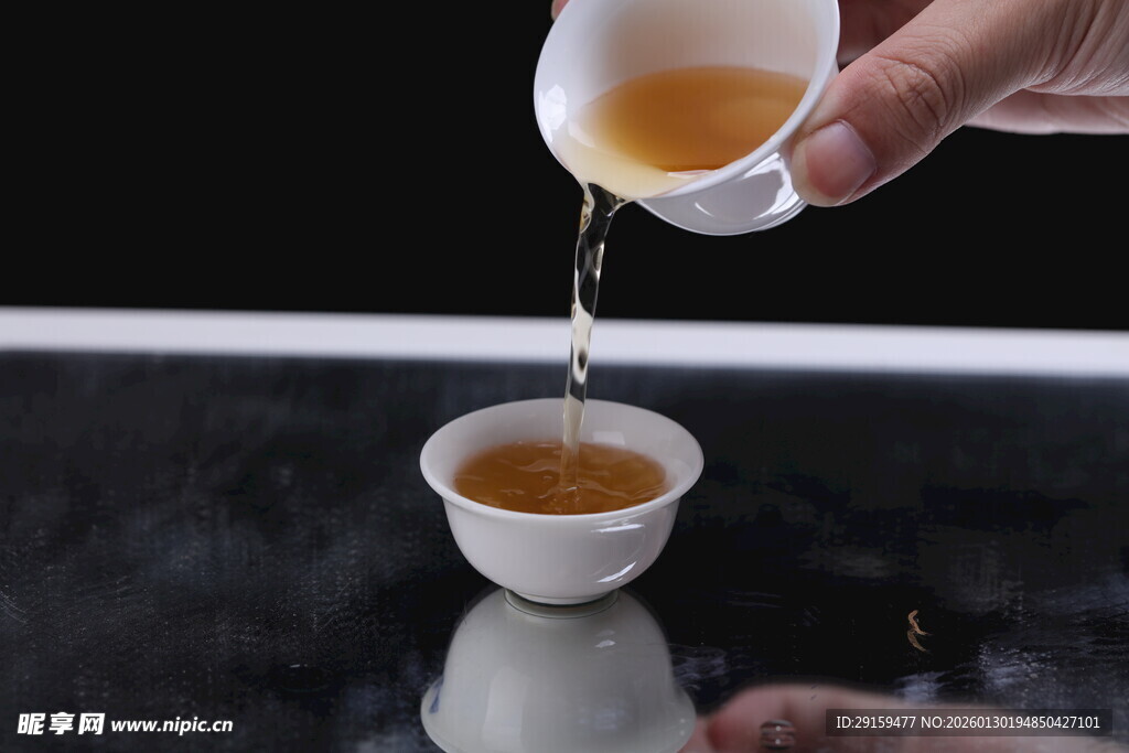 手倾茶汤入杯瞬间