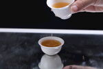 手递茶杯瞬间