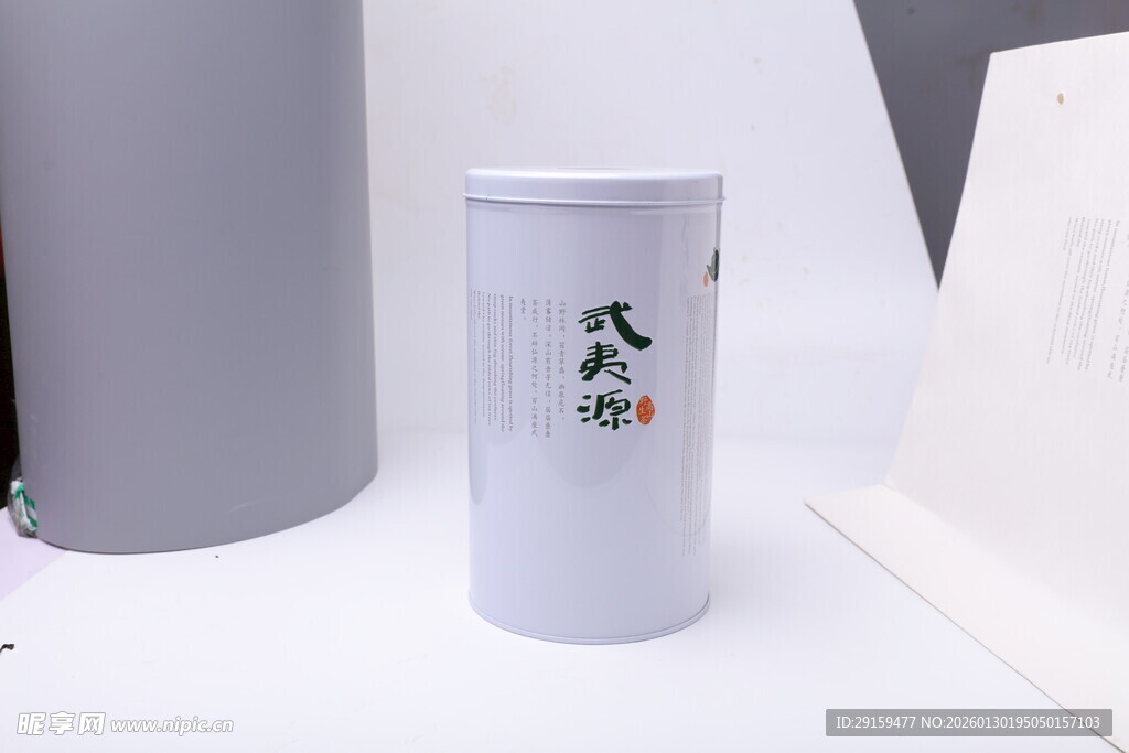 简约白色带图案圆柱形物件