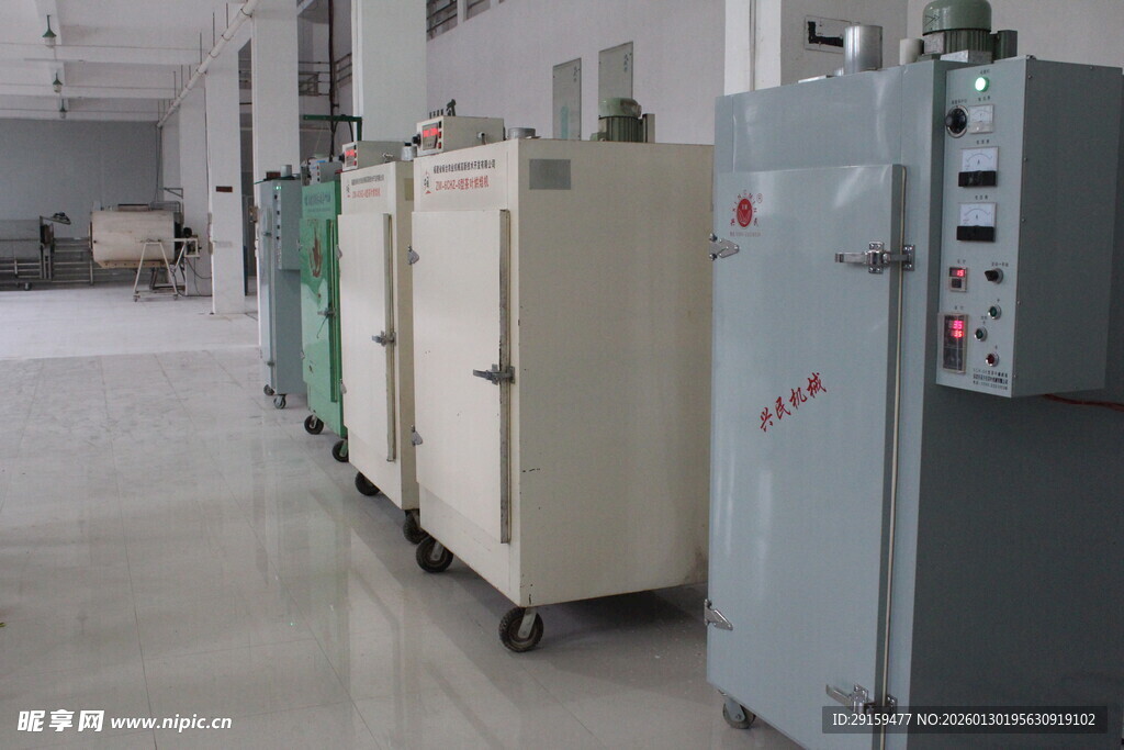 工厂内的一排电气设备