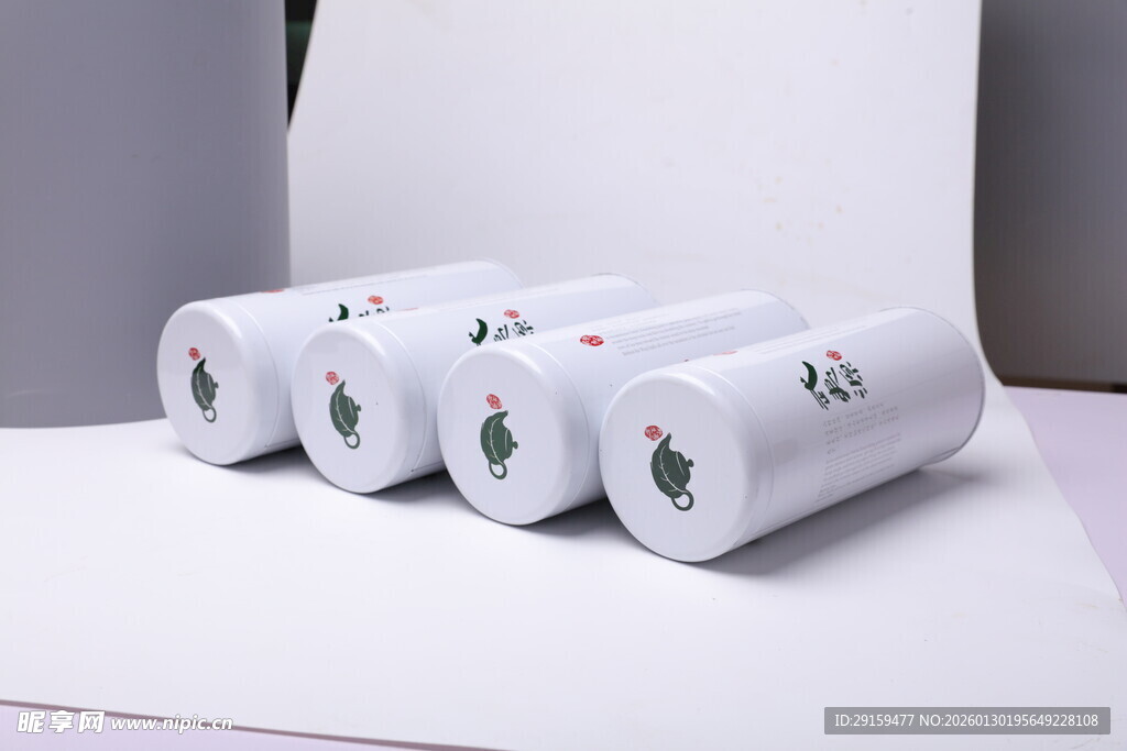 白色卷状物品整齐摆放