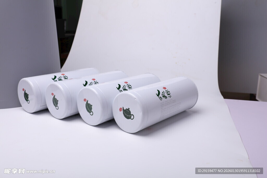 四卷白色打印纸整齐摆放