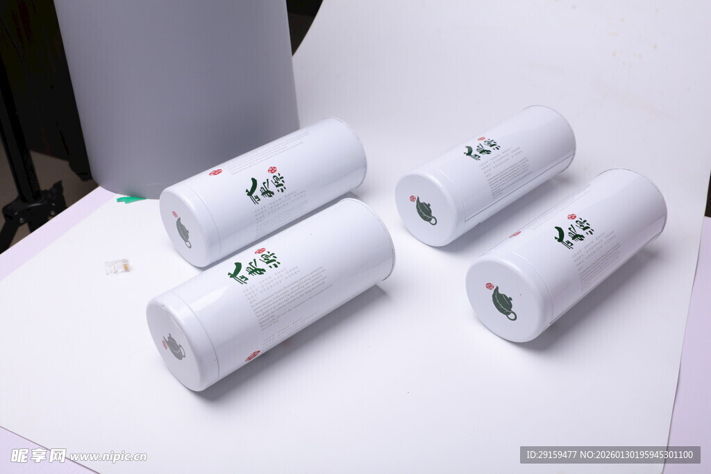 四卷白色标签纸展示