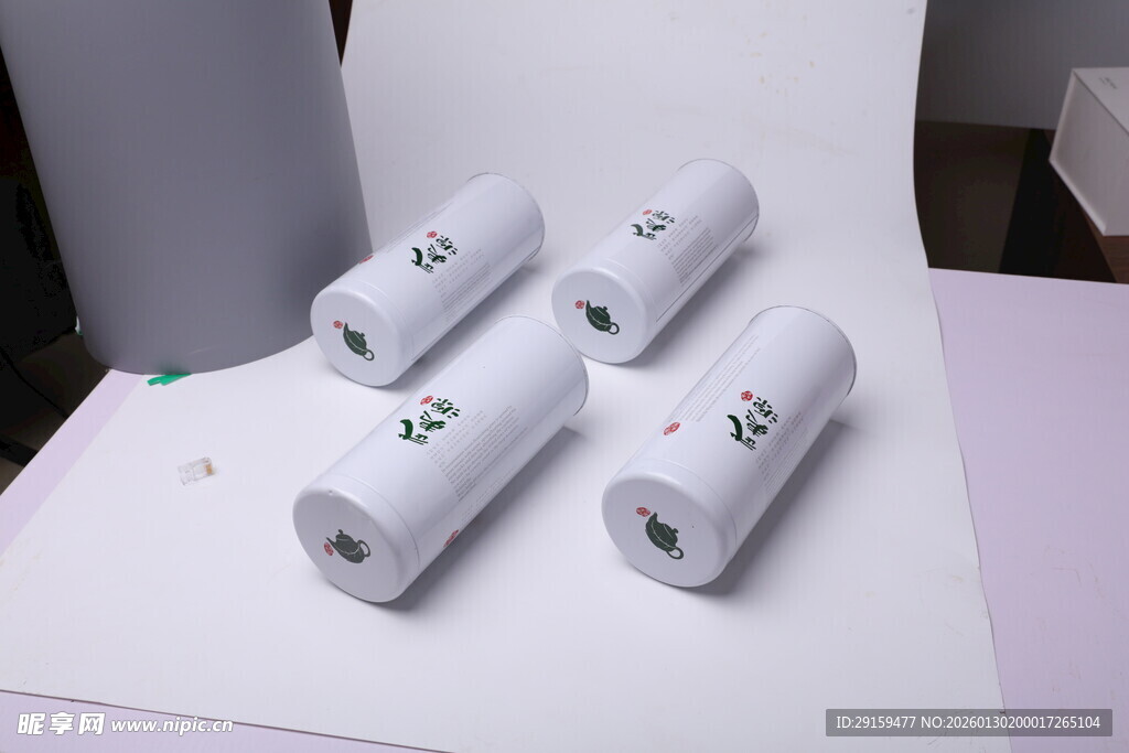 白色卷状物品整齐摆放