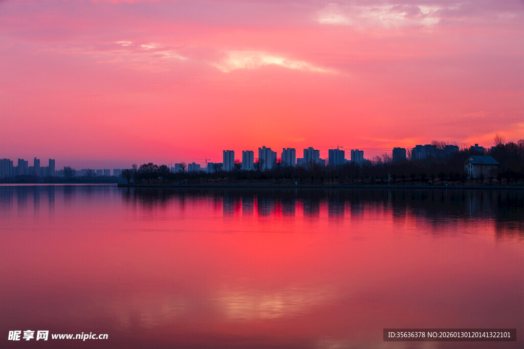 鹤鸣湖畔绝美日出城市倒影