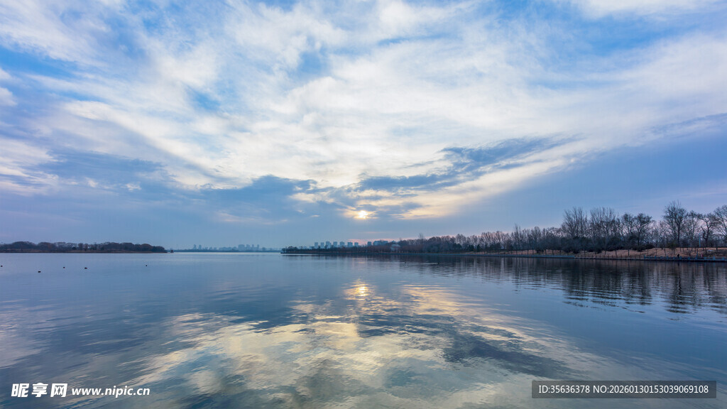 鹤鸣湖畔初升太阳美景