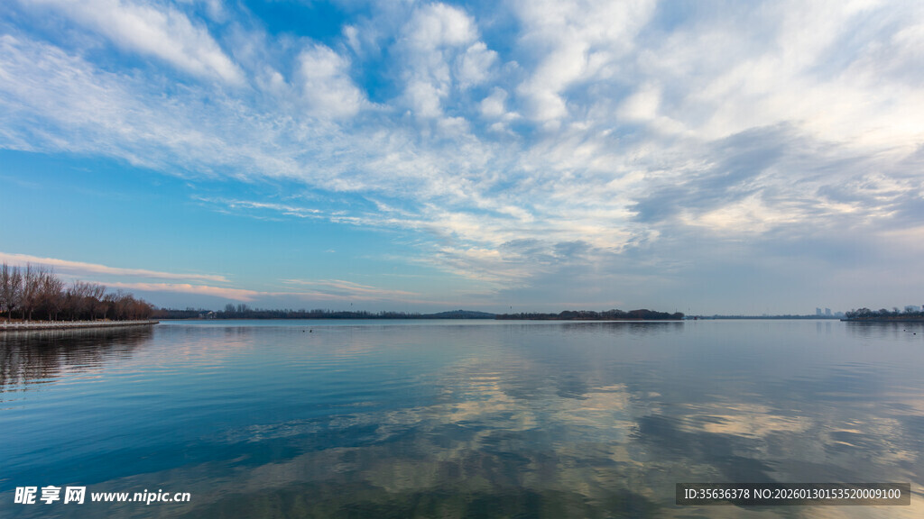 晨曦宁静湖面与蓝天白云美景