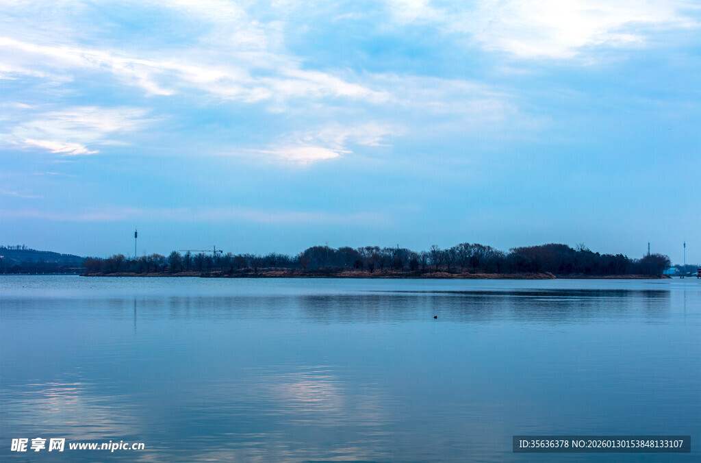 宁静湖面与远处天际线