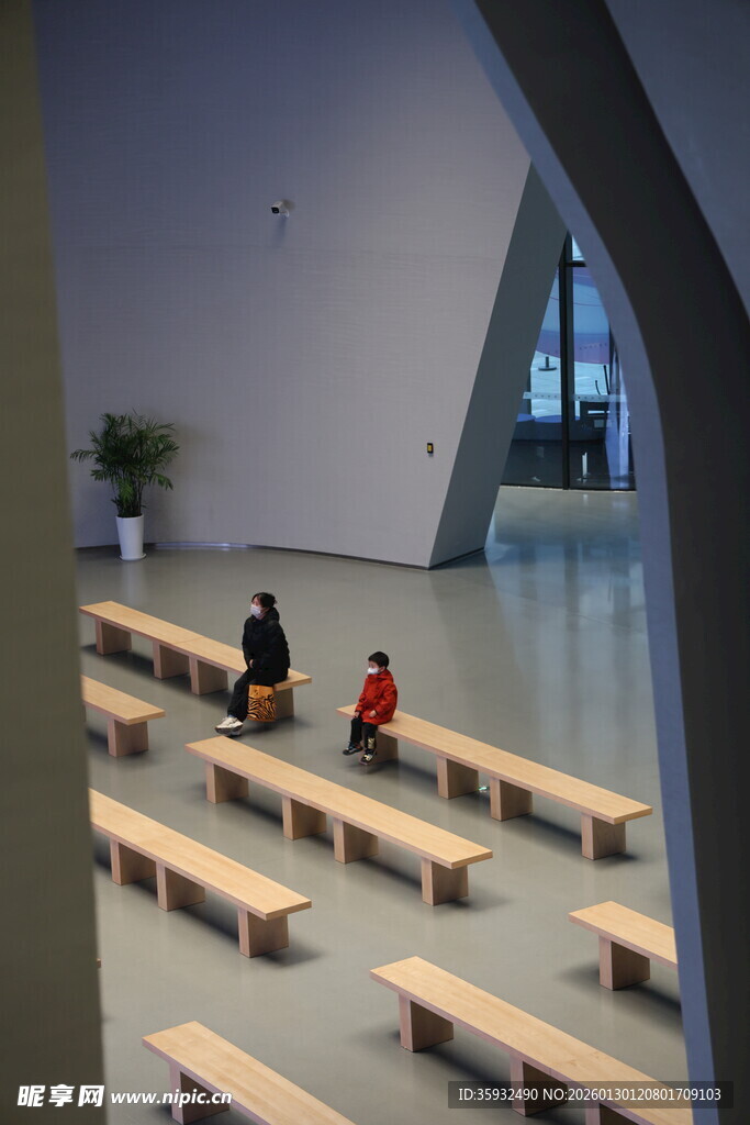 室内长椅区域的休憩场景