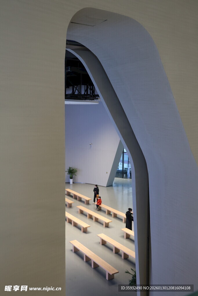 现代弧形建筑内景空间