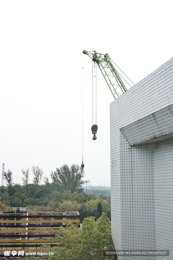 建筑施工场景中的起重吊车