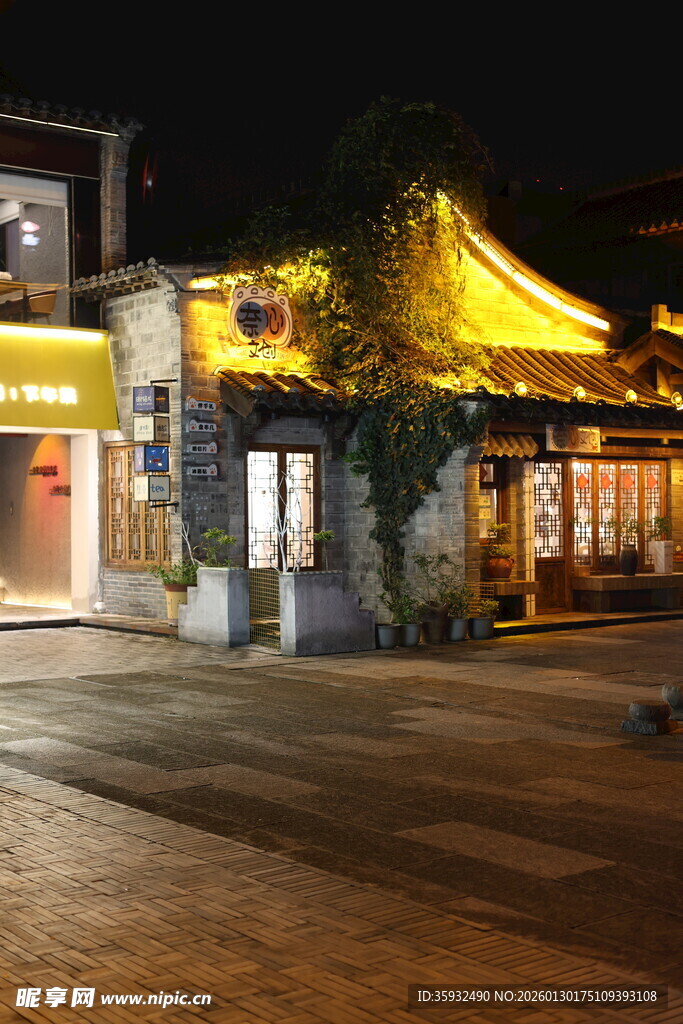 古街夜景灯火辉煌的店铺