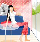 女子躺沙发惬意打电话