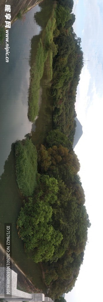 河畔绿树环绕的宁静风光