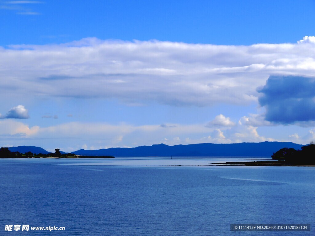 宁静海滨与山峦风景