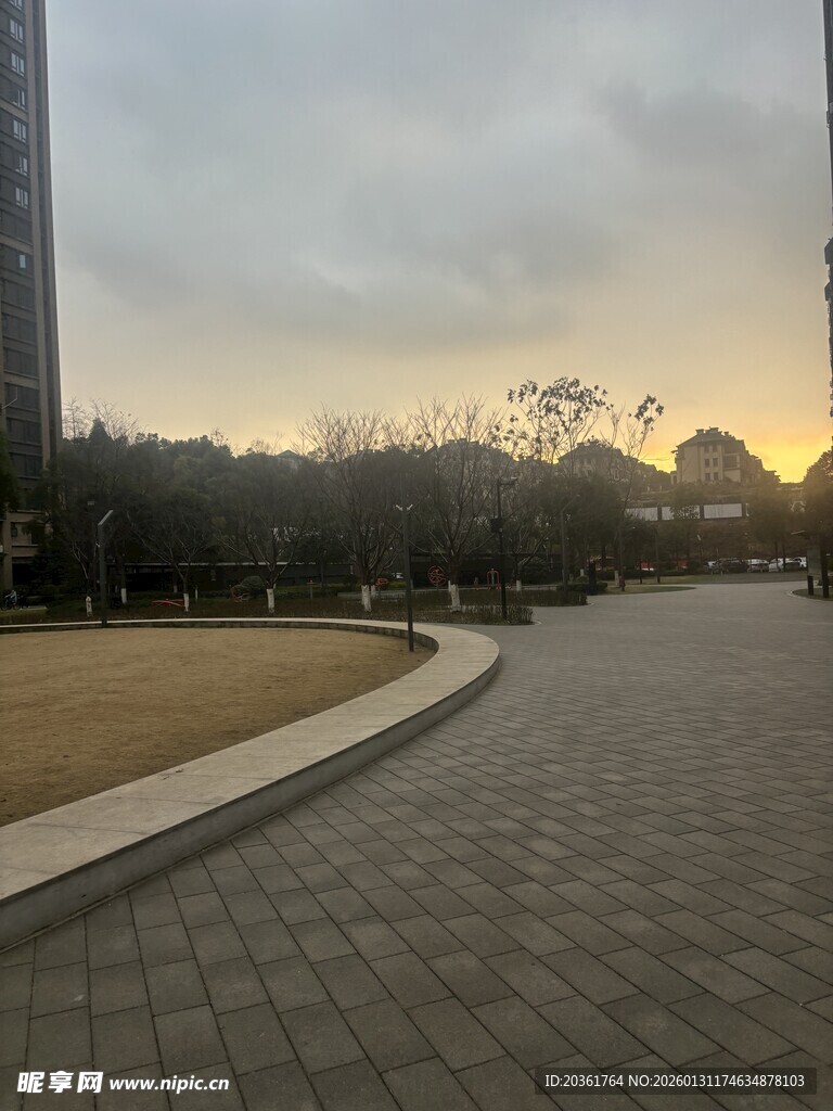 黄昏时的城市步道景色