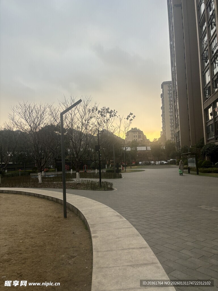 城市小区傍晚休闲步道