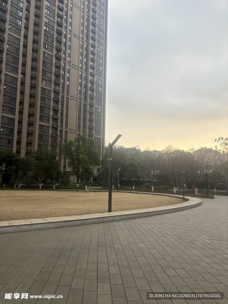 城市中高楼旁的开阔步道