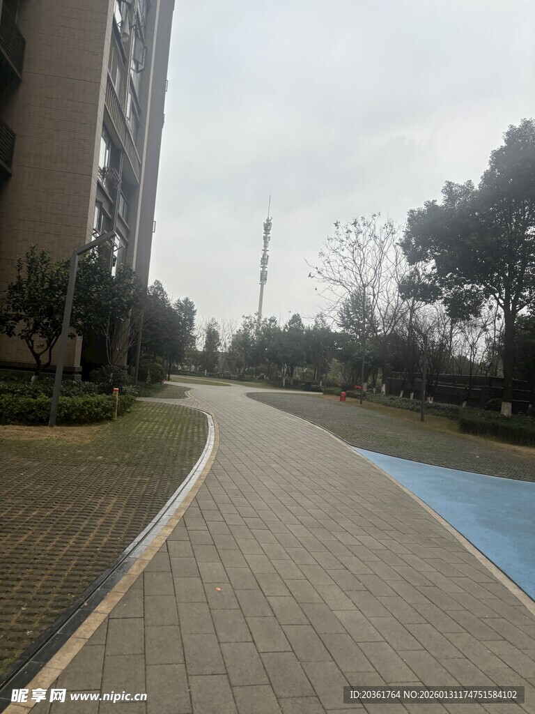 城市中蜿蜒的休闲步道