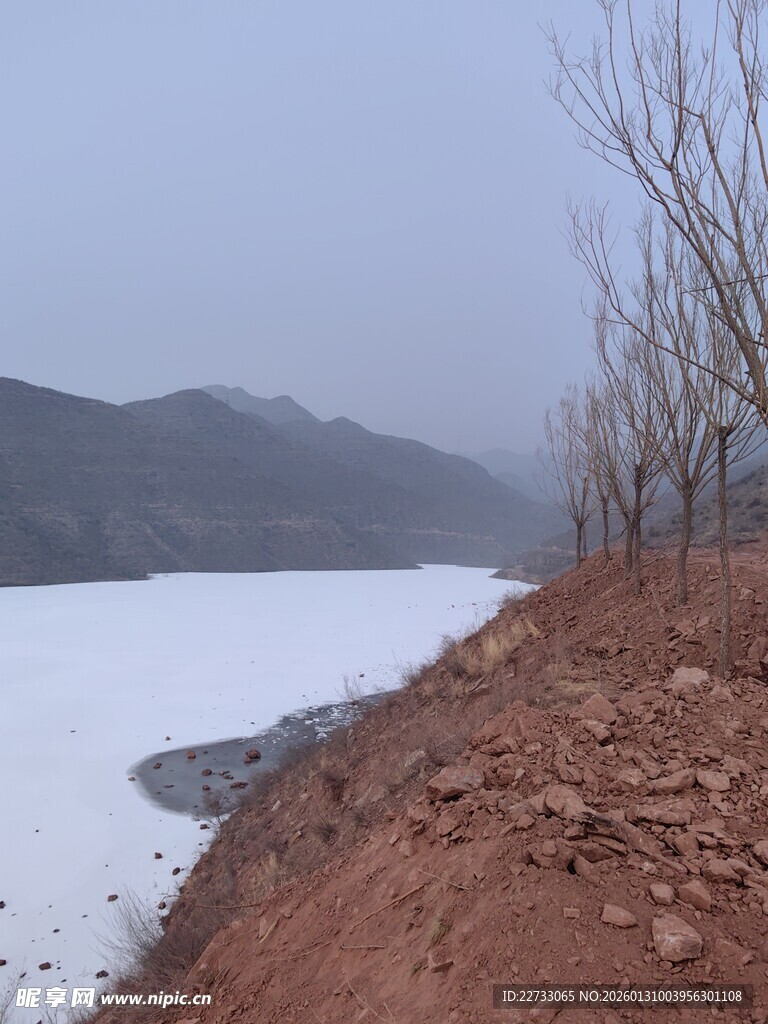 冬日冰封河岸景色