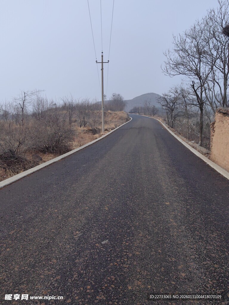 空旷乡间柏油路