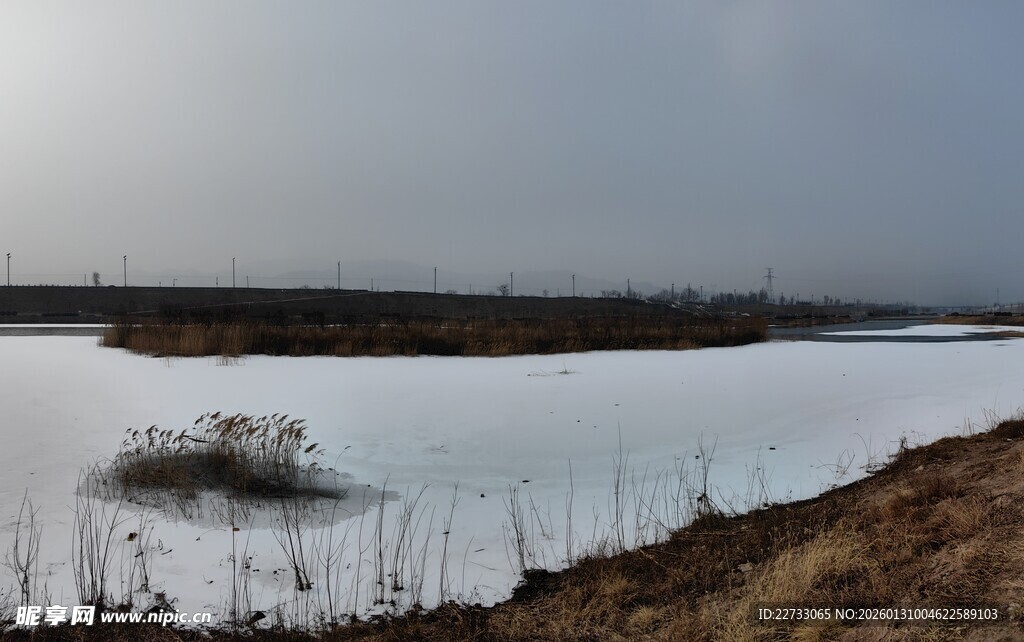 冬日冰封湖面景观