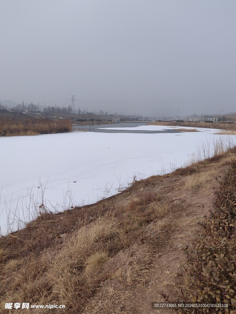 冬日冰封河岸景观