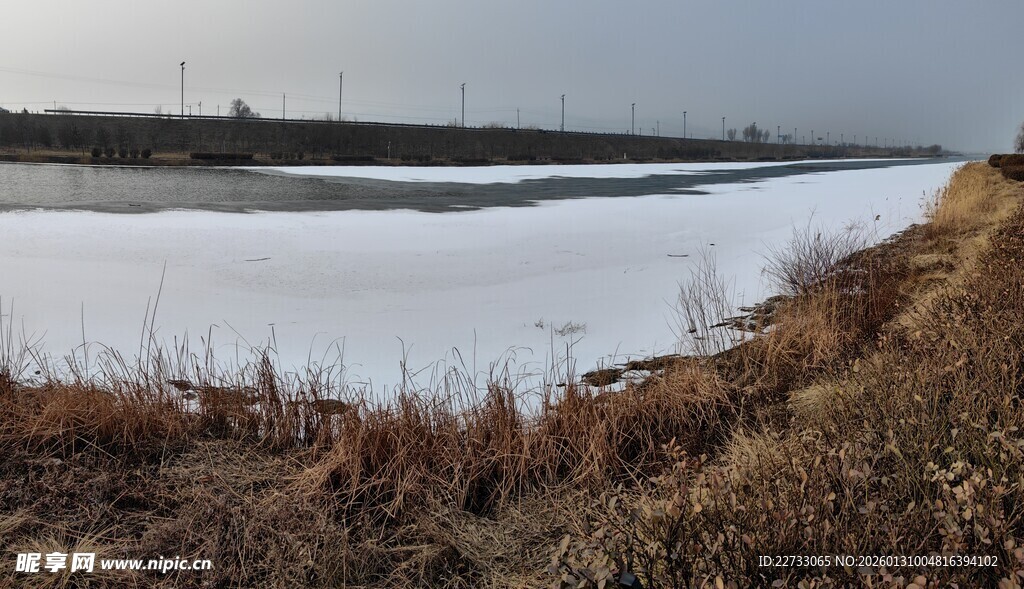 冬日冰封河岸景观