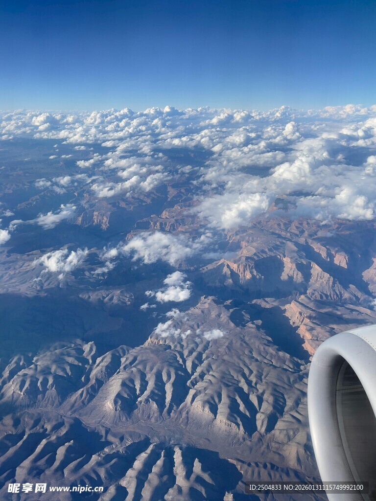 高空俯瞰山脉与云海