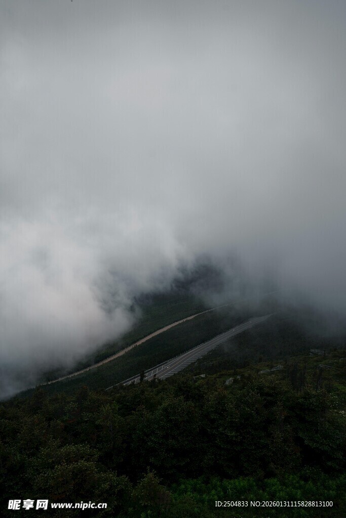 云雾缭绕山间公路美景
