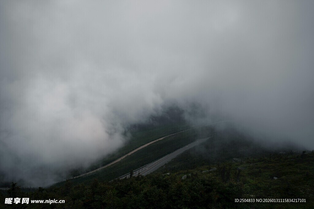 云雾缭绕中的山间公路