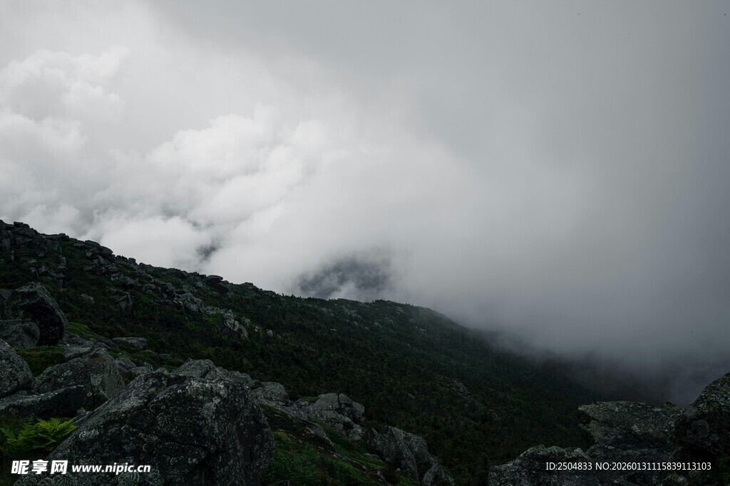 云雾缭绕的山峦美景