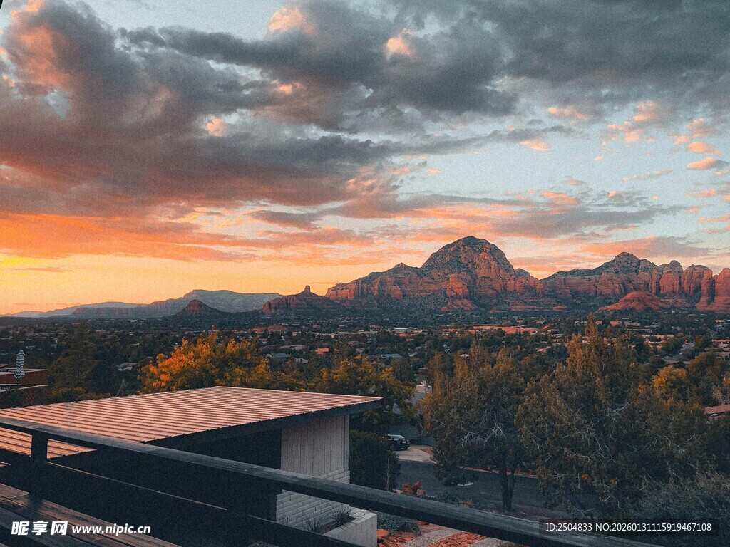 日落时分的壮丽山景