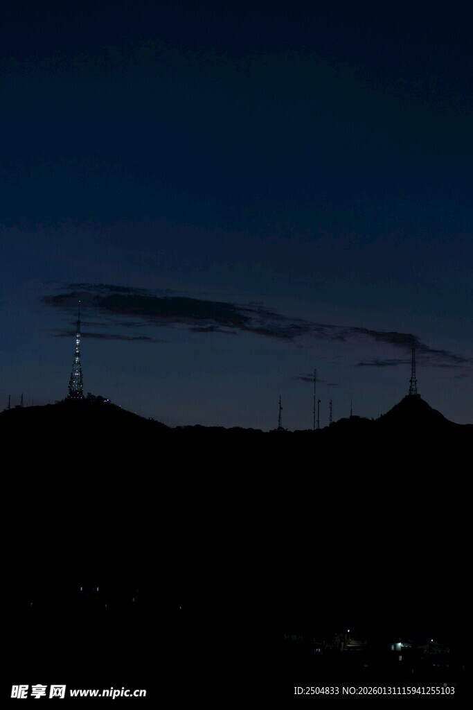 夜幕下的山峦剪影