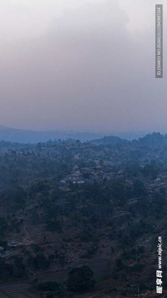 雾霭中的山林景色