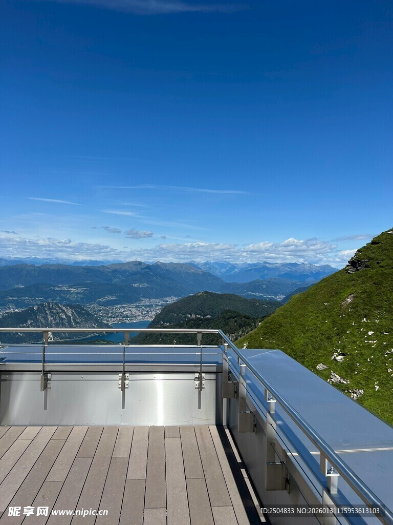 观景台远眺壮丽山水风光