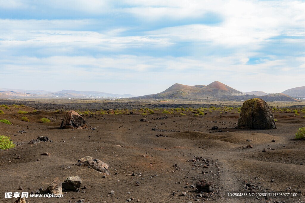 荒凉旷野中的崎岖地貌