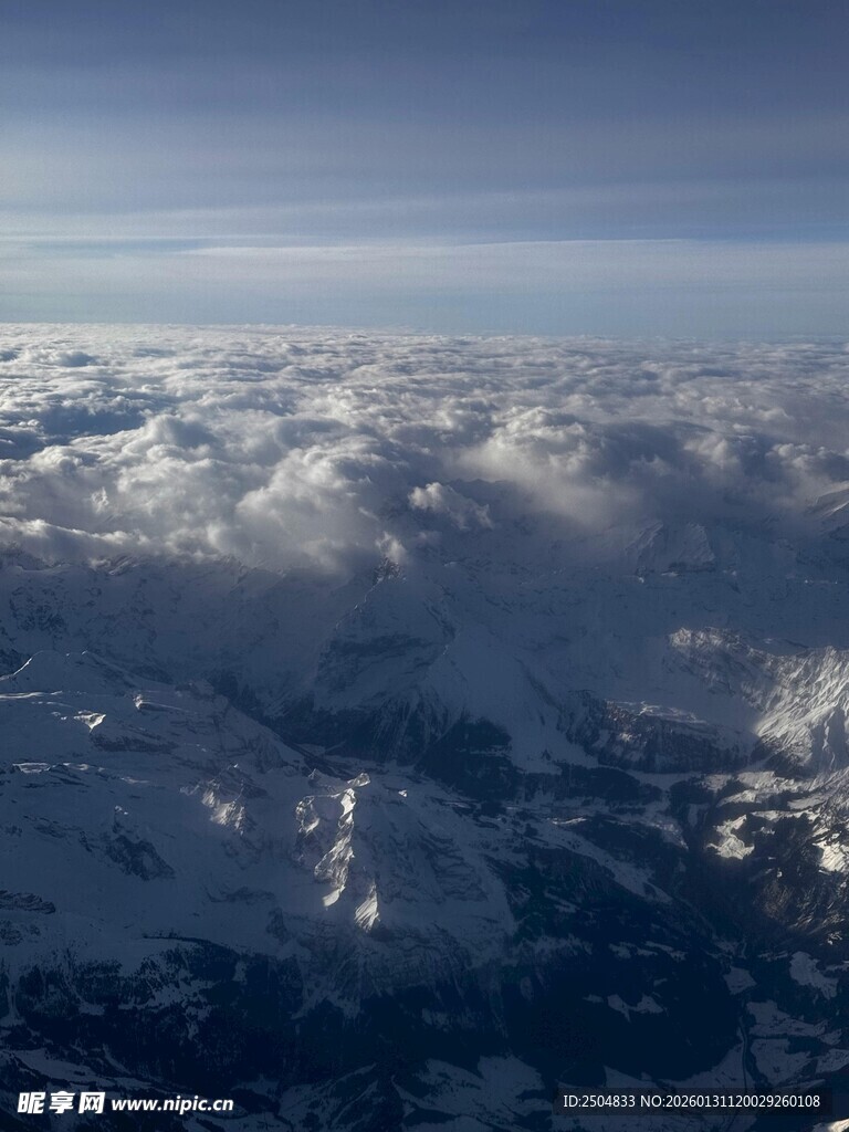 高空俯瞰云海与山脉
