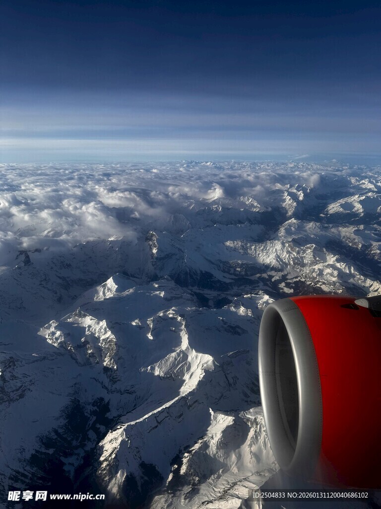 机窗外的雪山壮丽景观