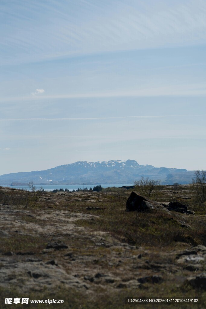 草原远景与天际山峦
