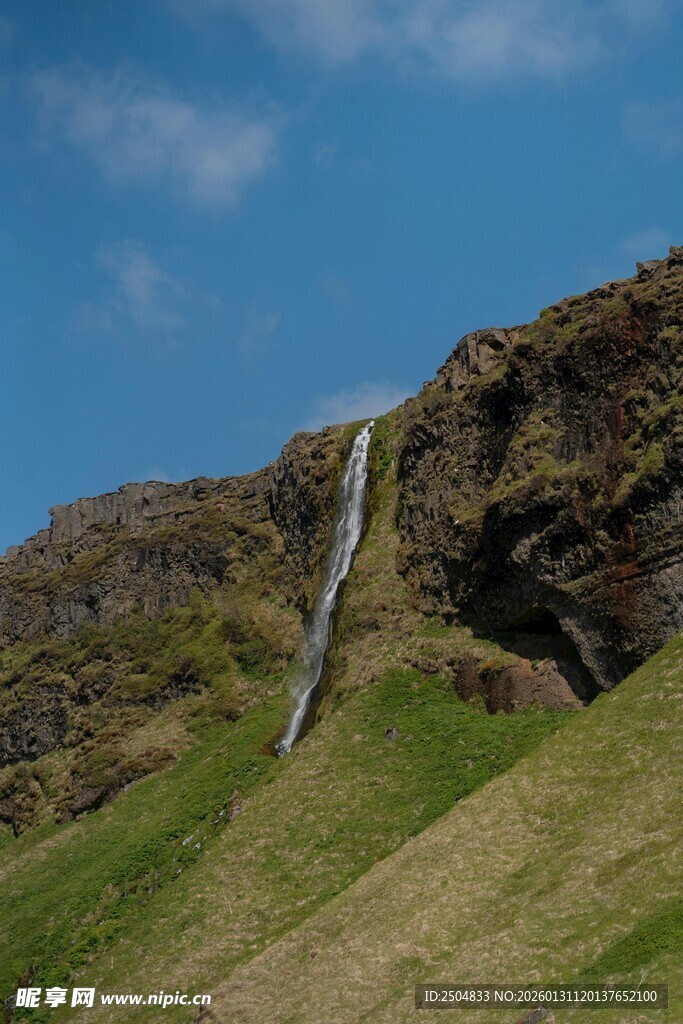 山间飞泻的绿色瀑布