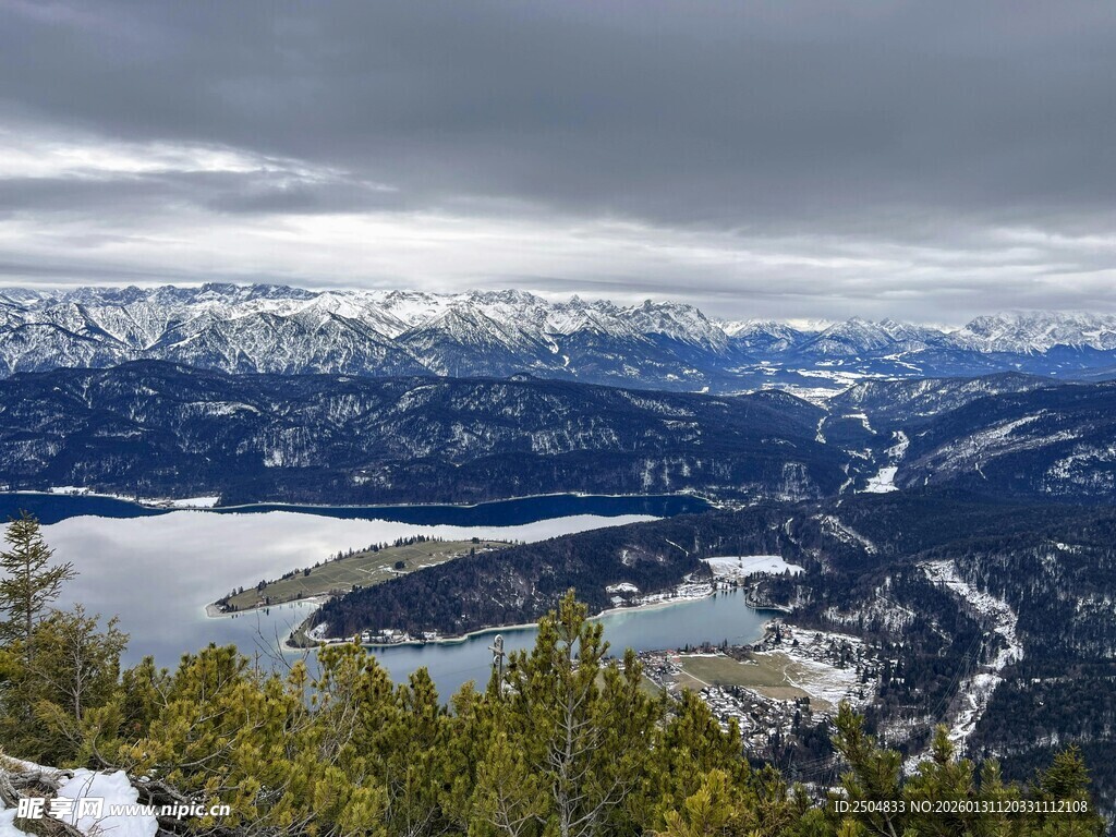 雪山下的湖泊与葱郁山林