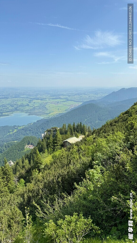 山峦葱郁的美丽自然景观
