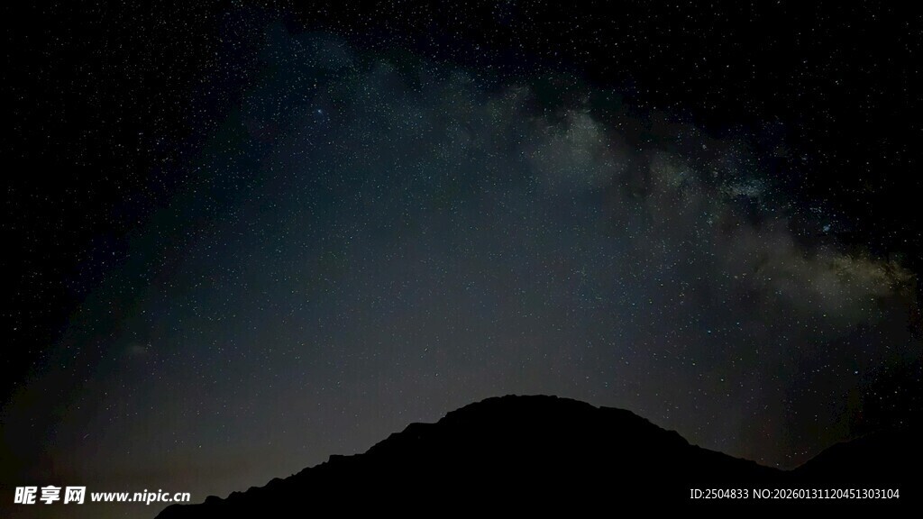 夜空下的山峦与璀璨星河
