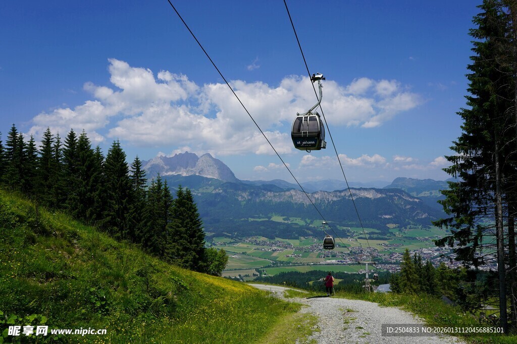 山间索道缆车穿行美景中