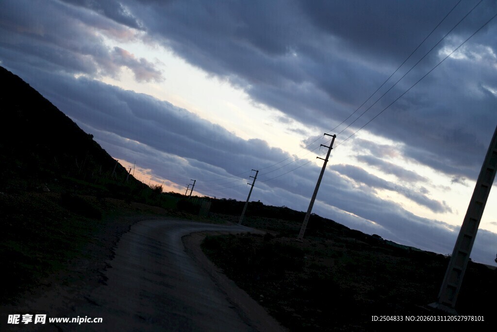 山间暮色中的蜿蜒小路