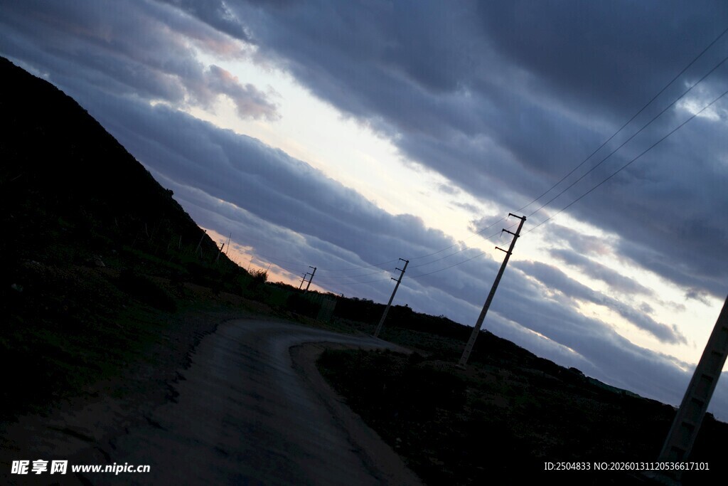 黄昏下的山间小路