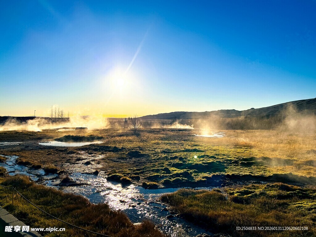 日出下的原野溪流美景