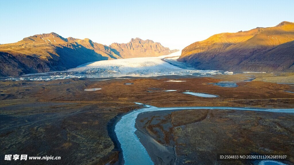 壮丽河谷间蜿蜒的蓝色河流